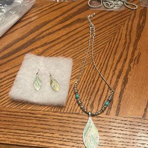 NWOT WOMEN NO BRAND 2PC GREEN & FAUX DIAMOND BEAD 7.5” CHOKER NECKLACE/EARRING.